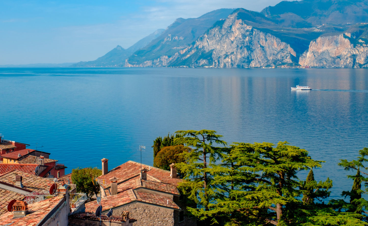 Najlepsze jeziora w Europie na wakacje – 5 propozycji dla szukających spokoju i smaku