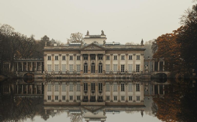 Rezydencje Mazowsza: "biwak" intelektualny w otoczeniu kilkusetletnich dębów.