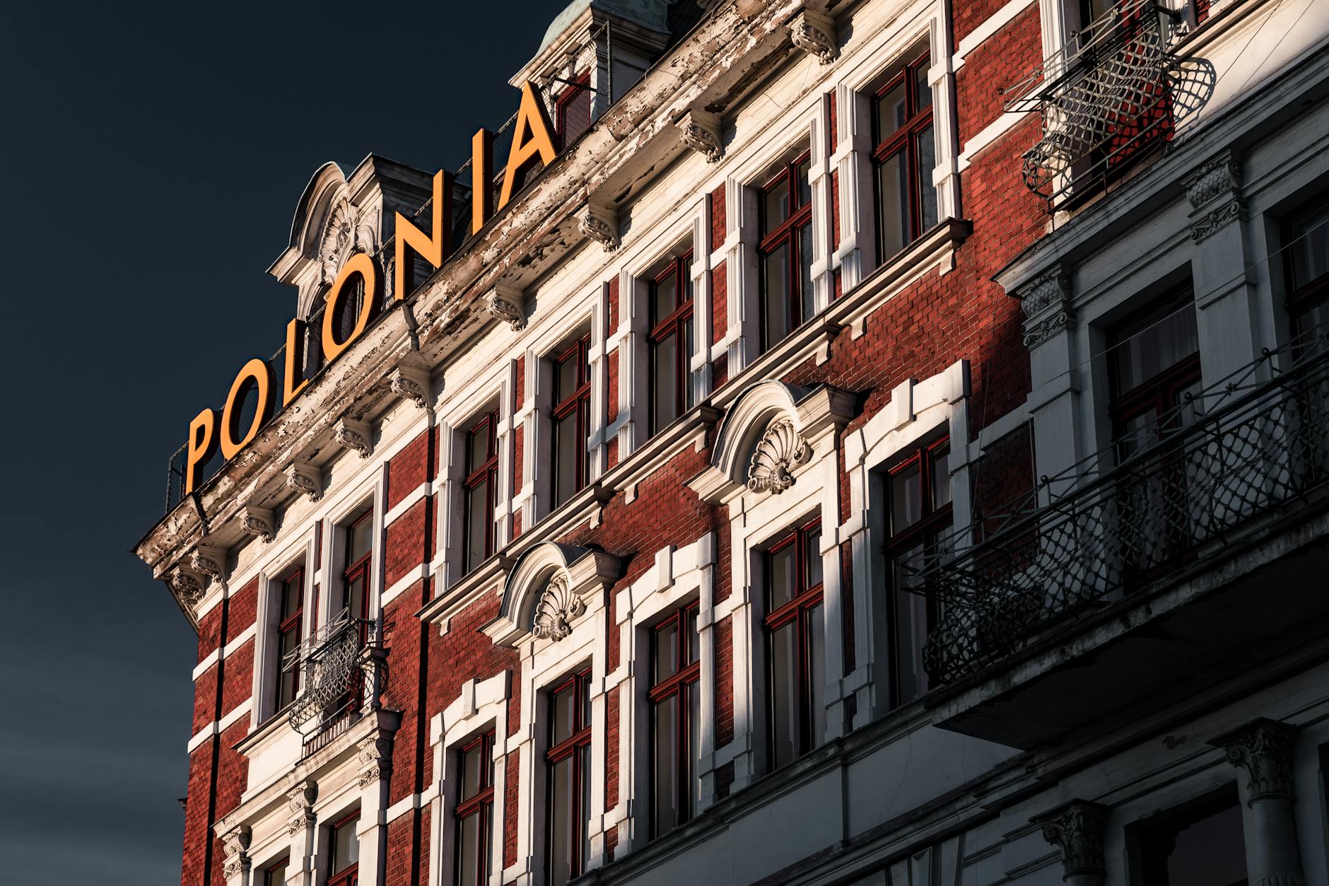 Architektura modernistyczna w Polsce: białe miasta i stalowe szkielety, które warto odwiedzić