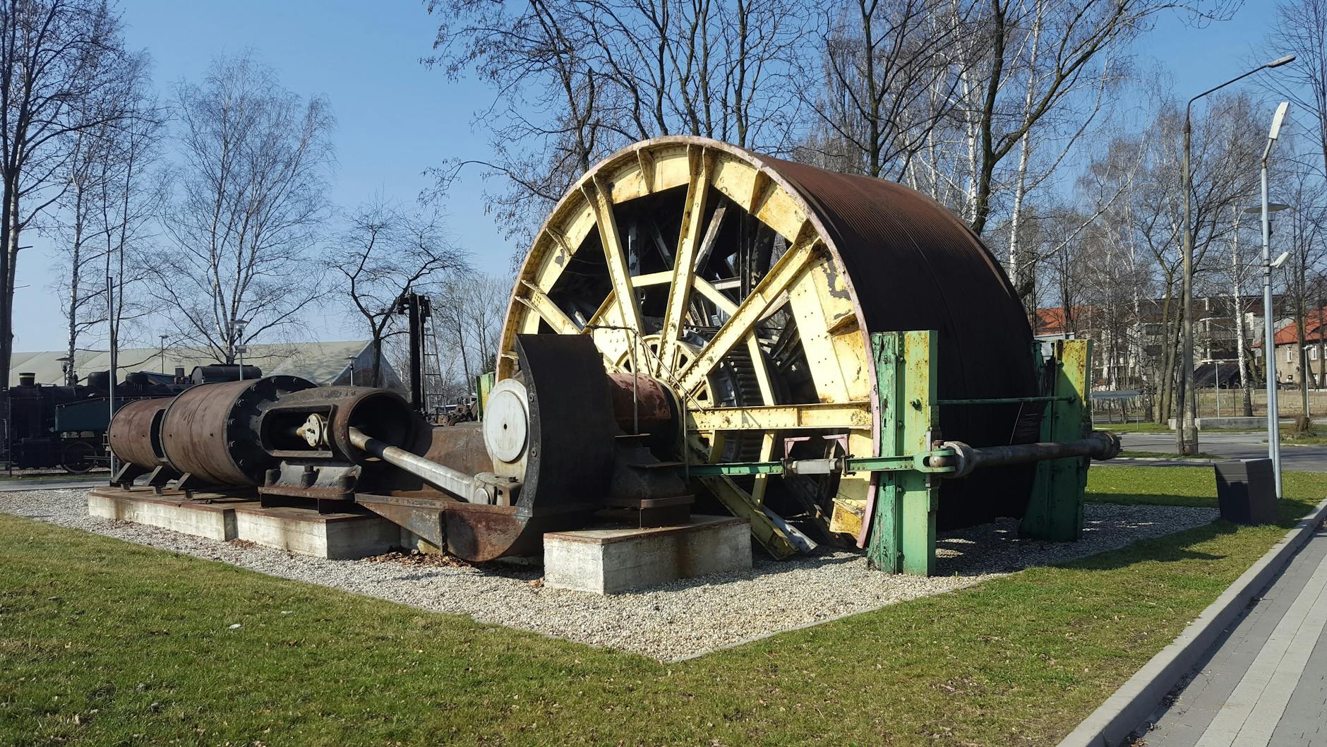 Pomnik Leszka Białego w Marcinkowie i kolejka wąskotorowa w Żninie