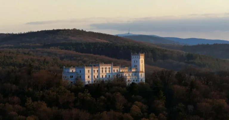 Zamek Tropsztyn w Wytrzyszczce: Tajemnica Inków nad Jeziorem Czchowskim